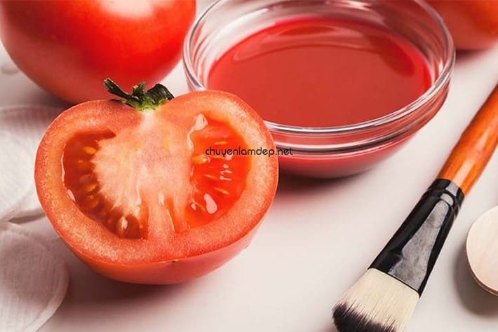 Sử dụng cà chua làm trắng da tự nhiên